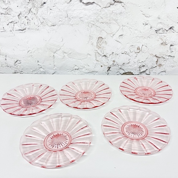 Set of 5 Vintage Pink Depression Glass Plates - Starburst Pattern - Picture 5 of 8